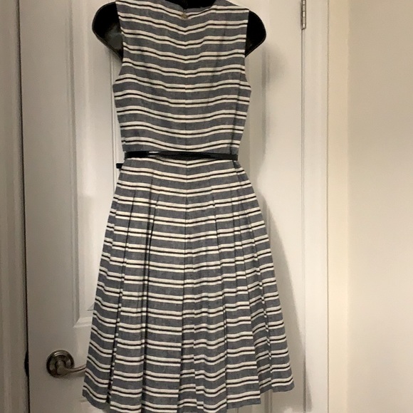 V-neck fit and flare pleated dress Size 2 $15 if you Buy 2 Dresses or more - Picture 7 of 8